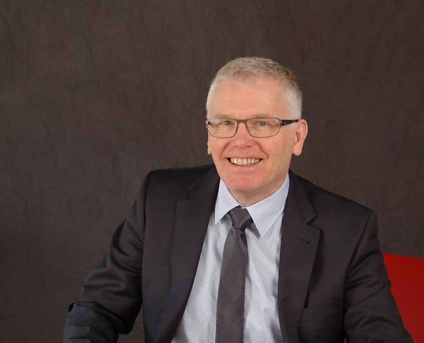 Prof. Dr. Bernhard Rief Prof. Dr. Bernhard Rief studierte und promovierte an der Universität Stuttgart. Er ist Experte für Konstruieren mit Kunststoffen.