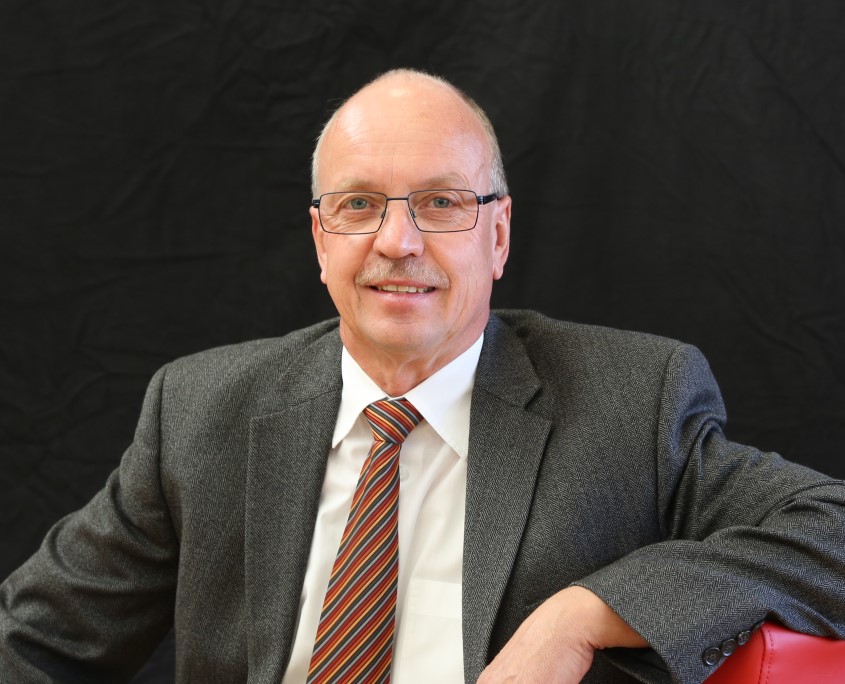 Prof. Dr. Jürgen Gundrum Professor für Kunststofftechnik und Experte für Rheologie und Kunststoffprüfungen.