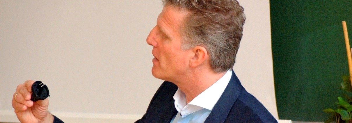 Horber Werkzeugtag 2020 - Marius Fedler mit Formteil Marius Fedler erklärt die Besonderheiten