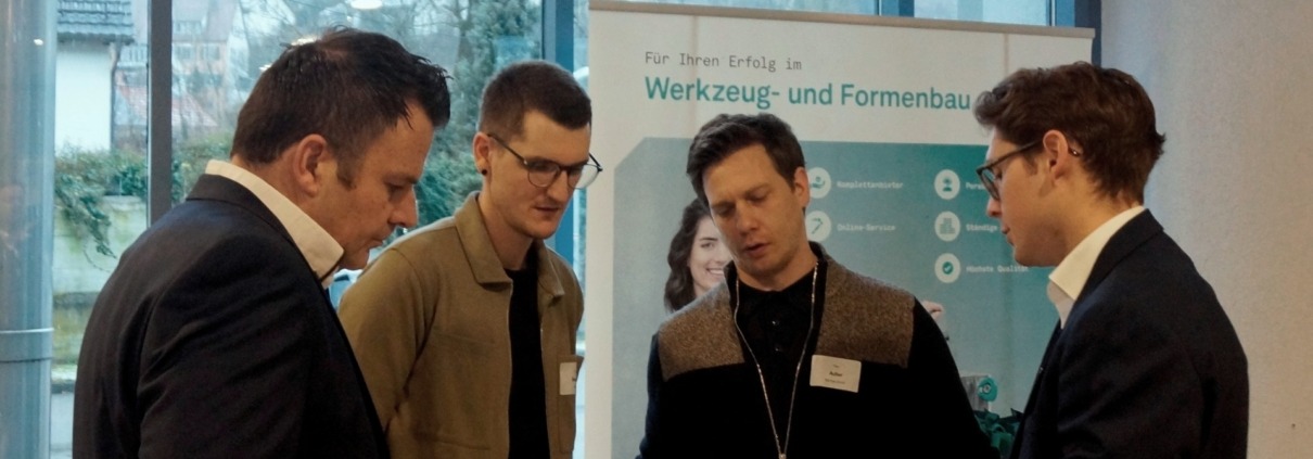 Horber Werkzeugtag 2026: Teilnehmer im Foyer Fachgespräche am Rande der Tagung